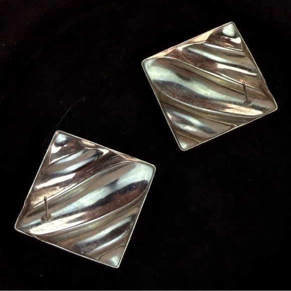Vintage lightweight, silvertone, blue swirl enamel costume pierced earrings
